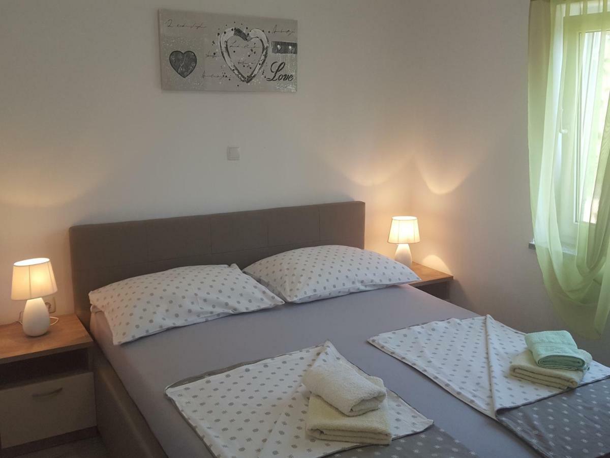 Apartmani Slavica Rab Town Bagian luar foto