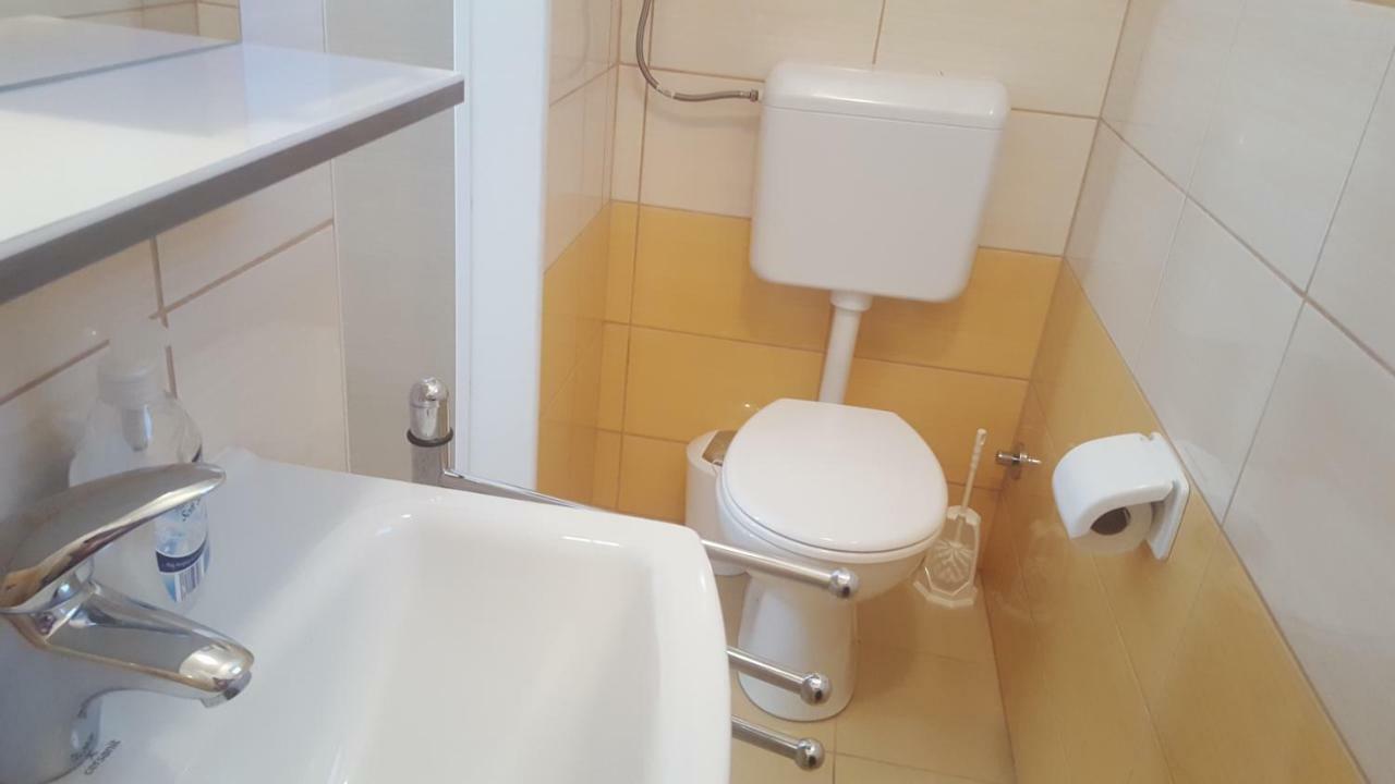 Apartmani Slavica Rab Town Bagian luar foto