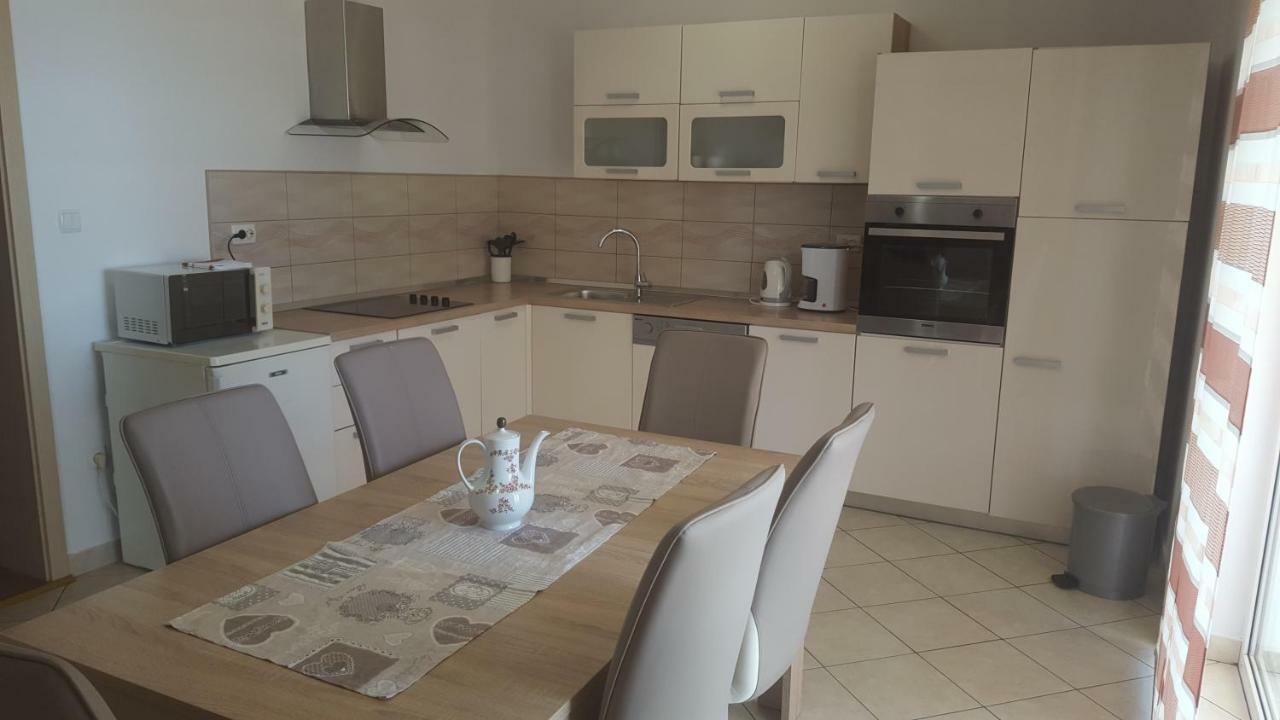 Apartmani Slavica Rab Town Bagian luar foto